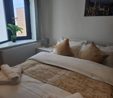 Shoreditch Apartment | London City 2-BR and 2 Bathroom Apartment Hoxton Zone 1 Balcony