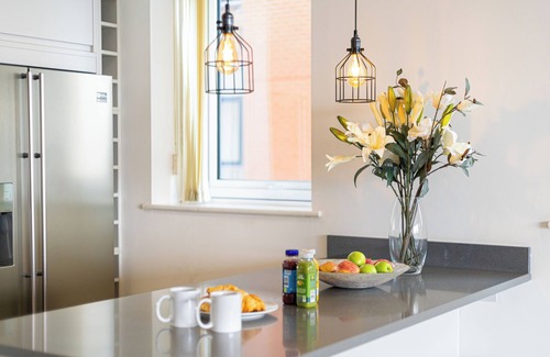 Docklands Apartment | LONDON EXCEL MARINA DELIGHT- Chic 2-Bedroom with Panoramic Water View.