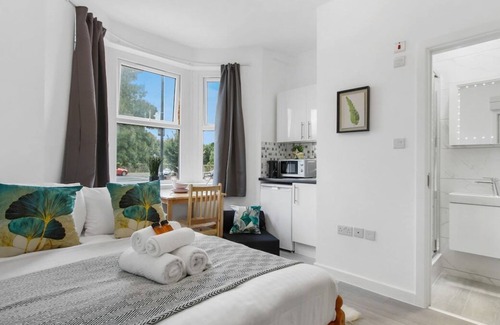 Dormers Wells Apartment | London Studio 5 Short Stay