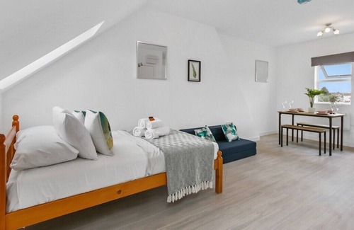 Dormers Wells Apartment | London Studio 6 Short Stay