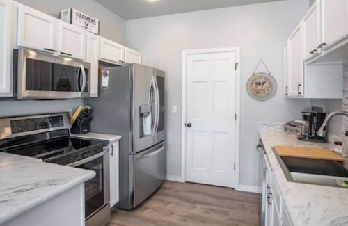 Kalispell House | Lone Pine Retreat - 3BR 3BA - With Hot Tub