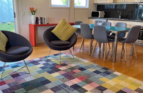 Enoggera House | Lone Pine Retreat - Bright, airy spaces, full kitchen, kids & pets welcome!