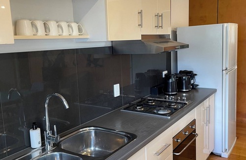 Enoggera House | Lone Pine Retreat - Bright, airy spaces, full kitchen, kids & pets welcome!