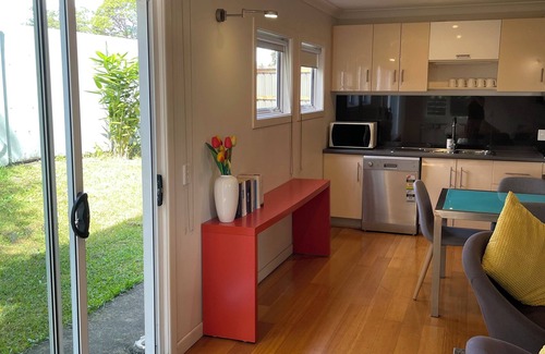 Enoggera House | Lone Pine Retreat - Bright, airy spaces, full kitchen, kids & pets welcome!