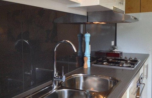 Enoggera House | Lone Pine Retreat - Bright, airy spaces, full kitchen, kids & pets welcome!