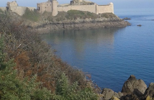 Pleboulle House | Longère Bretonne Dans un Écrin de Verdure