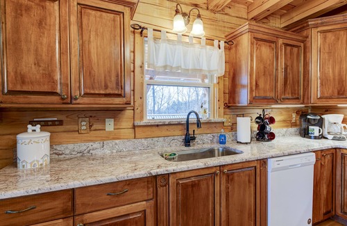 Black Mountain Cabin | LONG RANGE VIEWS/HOT TUB/FIREPLACE/GAME ROOM/CREEK/TRAILS