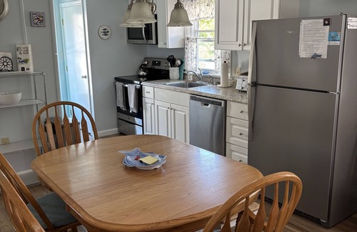 York Beach House | Long Sands Beach- 2 blocks away! Super Clean-Very nice 3+ bedroom cottage.