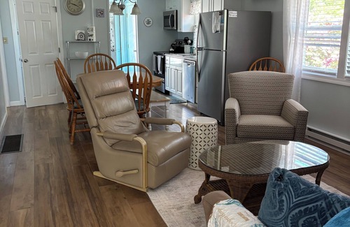 York Beach House | Long Sands Beach- 2 blocks away! Super Clean-Very nice 3+ bedroom cottage.