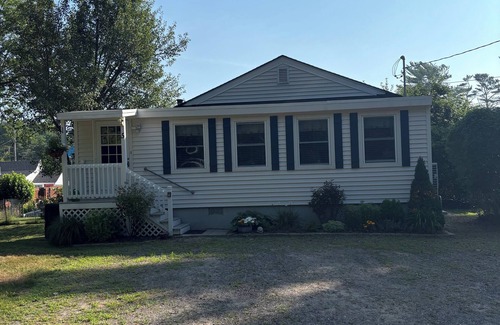 York Beach House | Long Sands Beach- 2 blocks away! Super Clean-Very nice 3+ bedroom cottage.