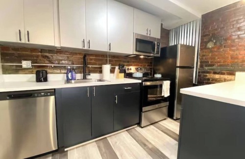 Midtown Apartment | Long-Term Haven Students & Business Travelers