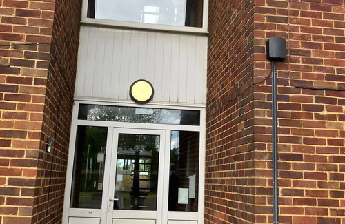 Gatwick Apartment | Longbridge Apartment Close to Gatwick (Parking)