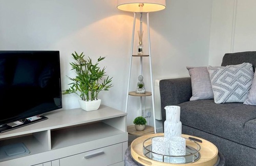 Gatwick Apartment | Longbridge Apartment Close to Gatwick (Parking)