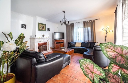 Azenhas do Mar House | Lonicera Villa, Central Heating, Wifi, Garden, Pool!New!