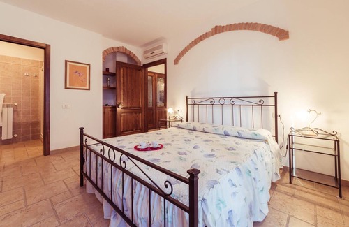 Grosseto House | Look forward to a wonderful vacation in this appealing vacation home with pool and great views of th
