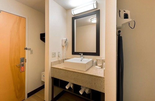 East Garden City House | Look No Further! 2 Great Units, Close to Famous Dave's Bar-B-Que, Pets Allowed!