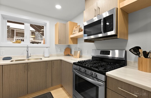 South Addition House | Look no further! Anchorage's Best Stay is Here. Next to Downtown & Free Parking!
