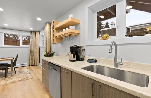 South Addition House | Look no further! Anchorage's Best Stay is Here. Next to Downtown & Free Parking!