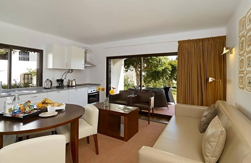 Albufeira Hotel | Look No Further! Comfortable 1BR Apartment with Kitchen, Pools, Free Parking!