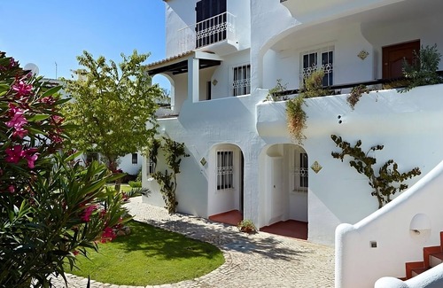 Albufeira Hotel | Look No Further! Comfortable 1BR Apartment with Kitchen, Pools, Free Parking!