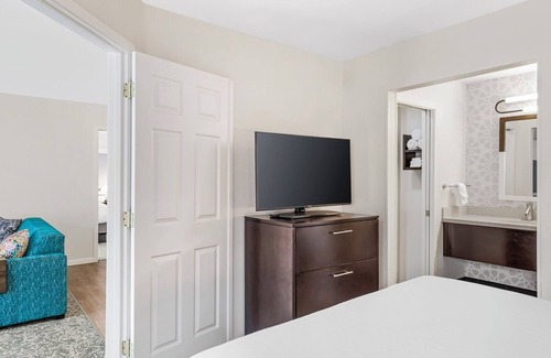 Chatsworth Hotel | Look No More! Three Family-friendly Suites with Kitchens, Pool, Free Breakfast!
