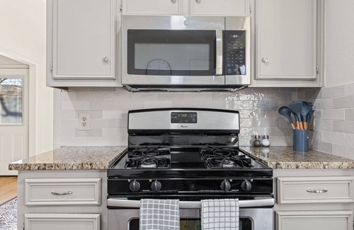 Georgetown House | Lookin' and Feelin' Good in Georgetown - Long stays/Pets/Office