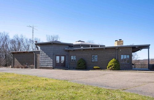 Dover House | Lookout Lodge a house with a 360 view