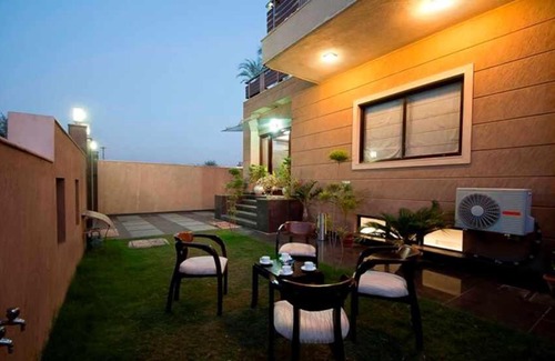 Sushant Lok Hotel | LOOMSTAY Royal Residency
