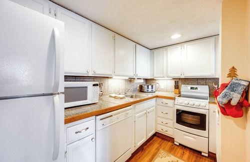 Lincoln House | Loon Mountain Townhome w/Pool + Slope Views!