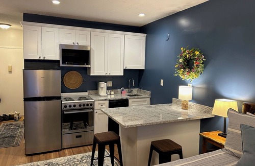 Lincoln Condo | Loon's Edge Retreat -Recently Renovated, Ski, Hike, Mountain views, Pool/hot tub