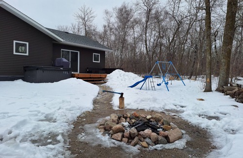 Manitoba House | Loons Nest: Hot Tub, short walk to the lake/beach, 5 min drive to Grand Beach