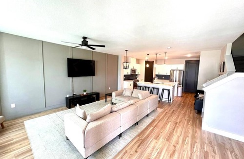 Princeton House | Loop, New Luxurious Large 3BR, Sleeps 9 + Parking