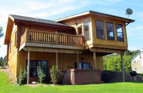 Dubuque Cabin | Lorelei Cabins: 'Not just a place, but an experience!' The Aster