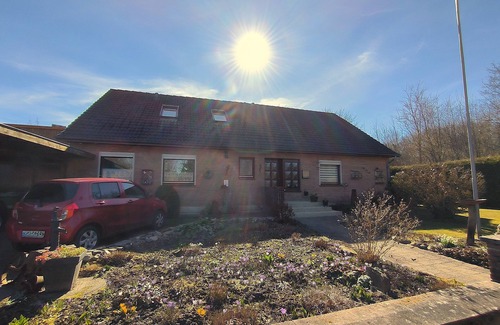Silberstedt Apartment | Lorenz: large apartment with sunny balcony in a quiet location - Ferienwohnung Lorenz