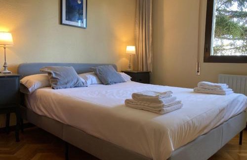 Navacerrada House | Los Cedros, gran chalet con piscina y apartamento en Navacerrada