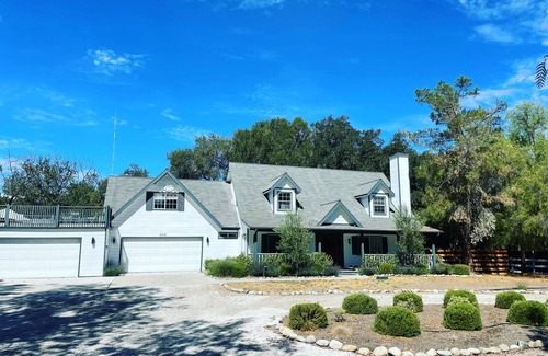 Los Olivos House | Los Olivos Stunner! Walk downtown, cowboy pool, hot tub, fire pit
