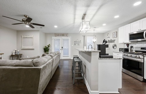 Cartersville House | Lots of Hot Spots & Activities Near This Townhome