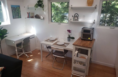 Southwest Hills Apartment | Lots of Natural light. Excellent Location. Studio + Loft. Parking on-site