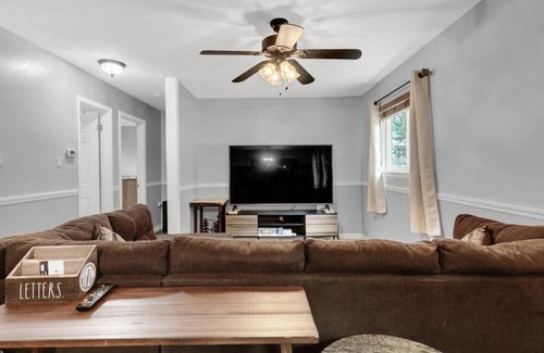 Southeast Colorado Springs House | Lovable Longfellow *12 minutes from airport*