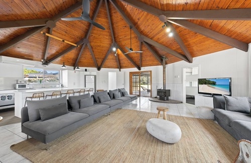 Lovedale House | Lovedale Lodge up to 40 guests|10 bedroom|acres| heated pool &spa and games shed