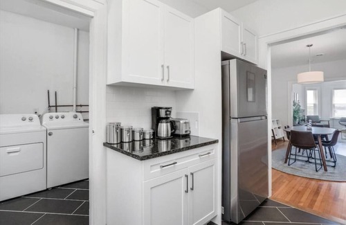 Detroit Apartment | Lovely 2/1 Apt near the Villages | Free Parking