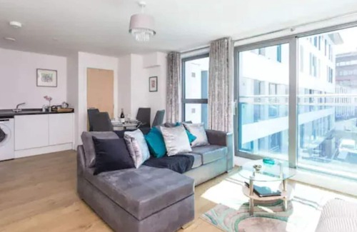 Redhill Apartment | Lovely 2 bed 2 bath Apt in Redhill Town Centre