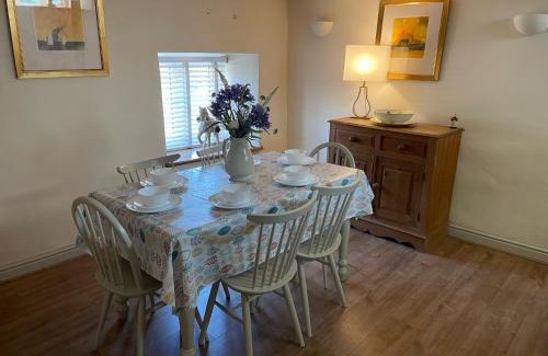 Twywell House | Lovely 2 Bed Victorian Cottage, Denford NN14