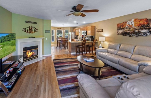Whittier Condo | Lovely 2-Bedroom 2.5 Bath Home with Golf Course & Mountain View! Washer & Dryer!