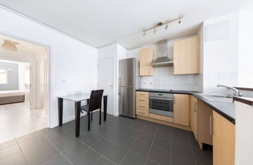 Lansbury Apartment | Lovely 2-bedroom apartment with a private garden