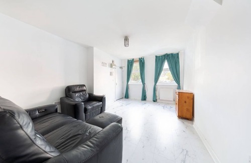 Lansbury Apartment | Lovely 2-bedroom apartment with a private garden