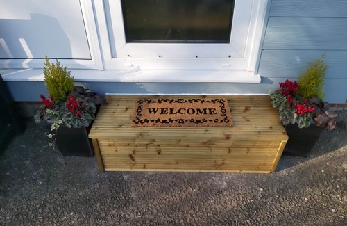 Dartmouth Ski Chalet | Lovely 2 bedroom chalet sleeps 4 in Dartmouth WIFI +Electric inc Pet friendly.