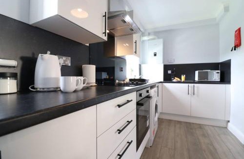 Chapelhall Apartment | Lovely 2 BR flat, sleeps 4