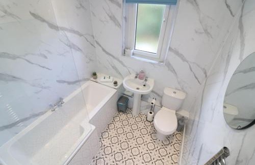 Chapelhall Apartment | Lovely 2 BR flat, sleeps 4