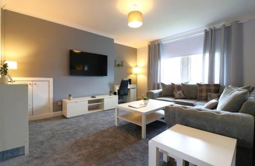 Chapelhall Apartment | Lovely 2 BR flat, sleeps 4